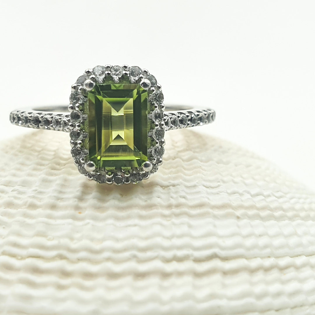 Sterling Silver Ladies 1,00ct Peridot Halo Ring